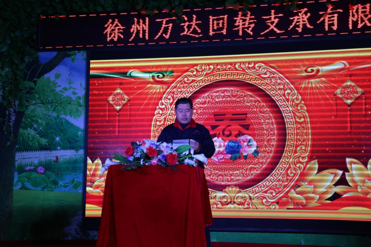 the general manager gave a speech to express his gratitude and welcome to all the guests Der General Manager hielt eine Rede, um seine Dankbarkeit auszudrücken und allen Gästen willkommen zu sein