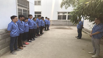 Die technische Abteilung organisiert die Technologen, um den Produktionsprozess gründlich zu untersuchen